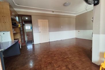 Double storey intermediate at Stapok Selatan Batu Kawa for sale