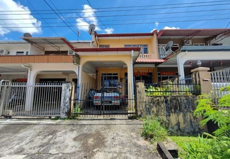Double Storey Terrace Intermediate at Lorong Resak for sale