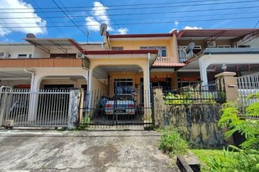 Double Storey Terrace Intermediate at Lorong Resak for sale