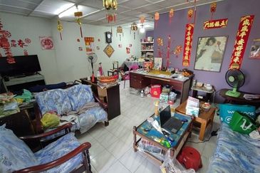 Double Storey Terrace Intermediate at Lorong Resak for sale