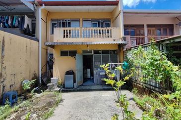 Double Storey Terrace Intermediate at Lorong Resak for sale