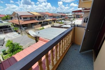 Double Storey Terrace Intermediate at Lorong Resak for sale
