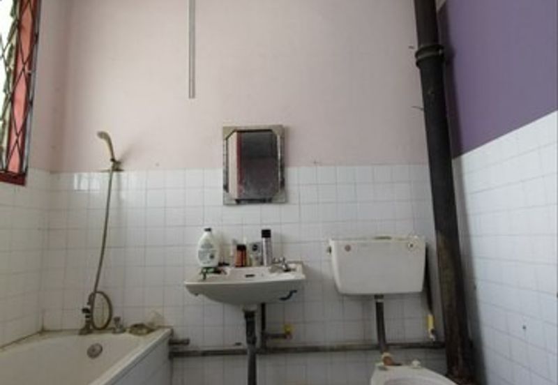 Double Storey Terrace Intermediate at Lorong Resak for sale