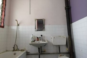 Double Storey Terrace Intermediate at Lorong Resak for sale