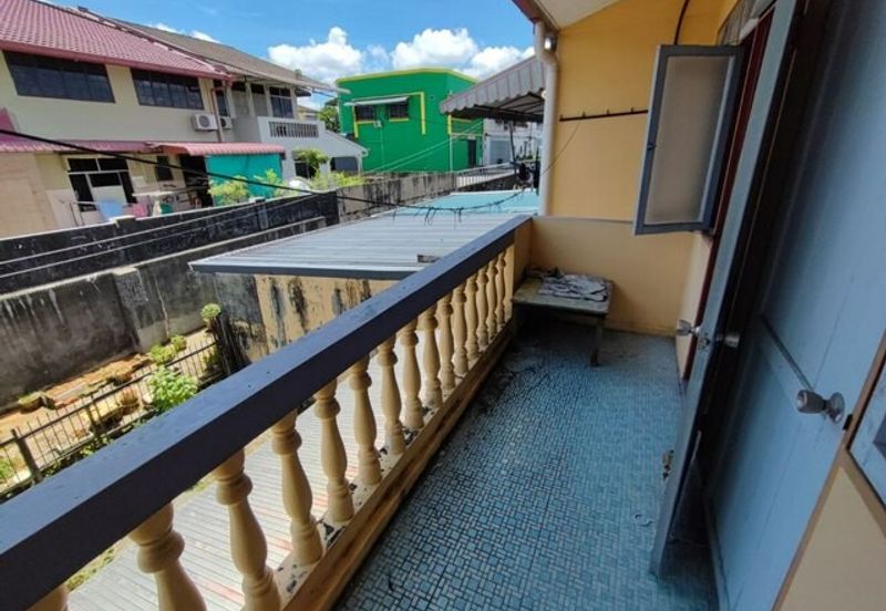 Double Storey Terrace Intermediate at Lorong Resak for sale