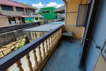 Double Storey Terrace Intermediate at Lorong Resak for sale
