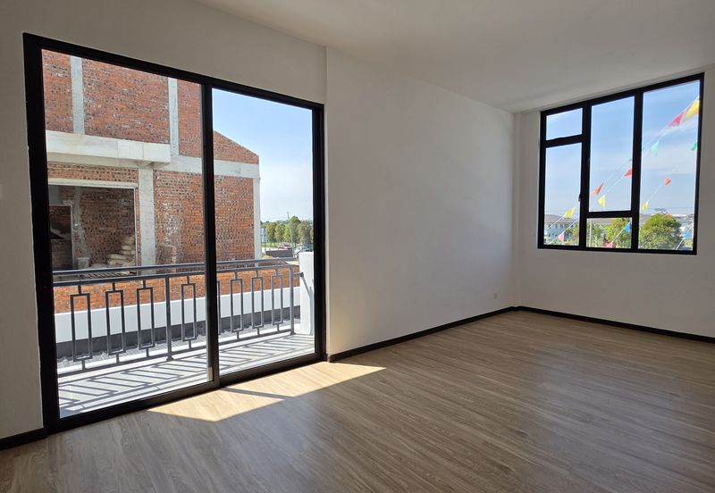 Super large unit of 2.5 Storey Terrace Corner at Taman Depo Link (Phase 2) for Sale