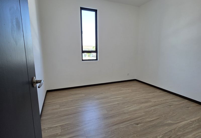 Super large unit of 2.5 Storey Terrace Corner at Taman Depo Link (Phase 2) for Sale