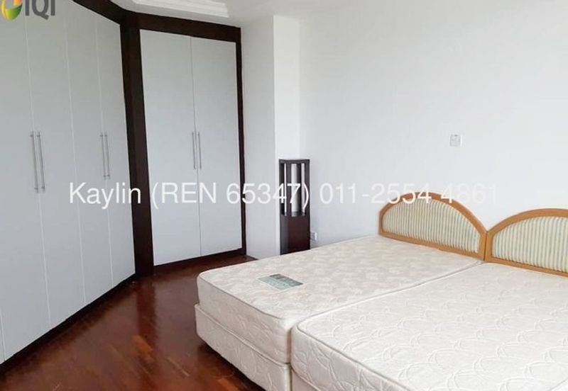 De Summit Condominium