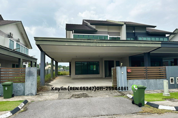 Double Storey Semi-Detached House at Green Gate Residence for sale