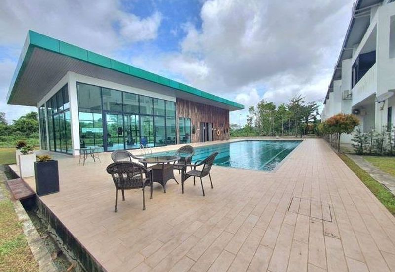 Large Upper unit townhouse at Forest Hill Townhouse for sale