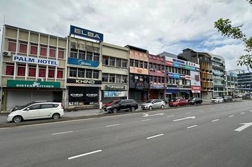 3-Storey Intermediate Shoplot for Sale