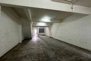 3-Storey Intermediate Shoplot for Sale