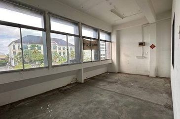 3-Storey Intermediate Shoplot for Sale