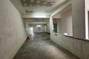 3-Storey Intermediate Shoplot for Sale
