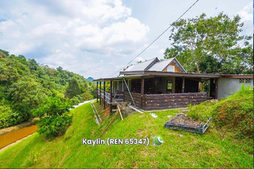 Holiday/ Retreat Centre with freehold title land at 24th Mile Serian/ Kuching for sale