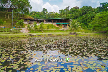 Holiday/ Retreat Centre with freehold title land at 24th Mile Serian/ Kuching for sale