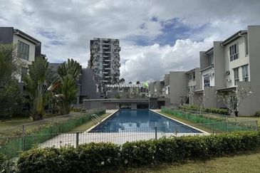 Large unit 3-storey Academia Lanes for sale