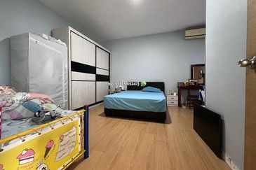 Large unit 3-storey Academia Lanes for sale