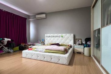 Large unit 3-storey Academia Lanes for sale