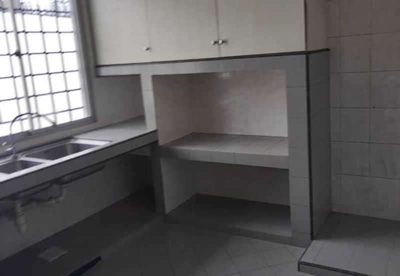 JLN Waris tmn Connaught Double Storey for rent 