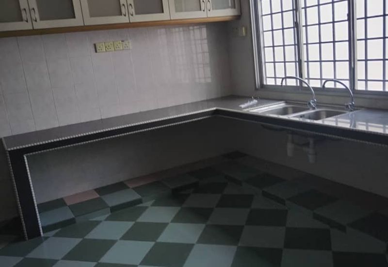 JLN Waris tmn Connaught Double Storey for rent 