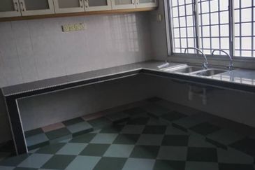 JLN Waris tmn Connaught Double Storey for rent 