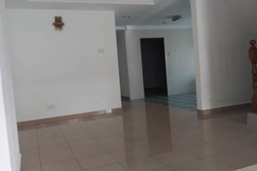JLN Waris tmn Connaught Double Storey for rent 