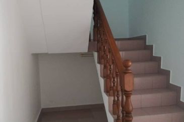 JLN Waris tmn Connaught Double Storey for rent 