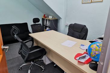 San Peng Shop End Lot, Facing Main Road, Pudu Near LRT For Rent