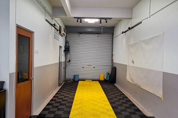 San Peng Shop End Lot, Facing Main Road, Pudu Near LRT For Rent