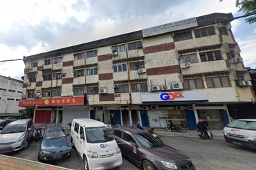 San Peng Shop End Lot, Facing Main Road, Pudu Near LRT For Rent