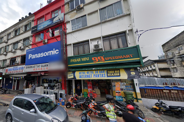 San Peng Shop End Lot, Facing Main Road, Pudu Near LRT For Rent