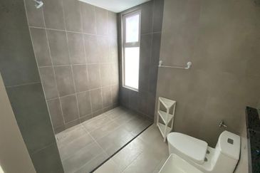 Lakefront Condominium | Emerald Hills @ Alam Damai