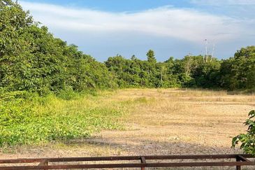 Industrial Converted Land At Jalan Batu Pahat @ Kluang Facing Main Road