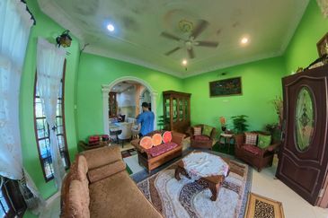 RUMAH BANGLO SETINGKAT DI WAKAF BARU, GONG BADAK BERDEKATAN SABASUN GONG BADAK