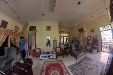 RUMAH BANGLO SETINGKAT DI WAKAF BARU, GONG BADAK BERDEKATAN SABASUN GONG BADAK