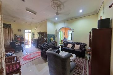 RUMAH BANGLO SETINGKAT DI WAKAF BARU, GONG BADAK BERDEKATAN SABASUN GONG BADAK