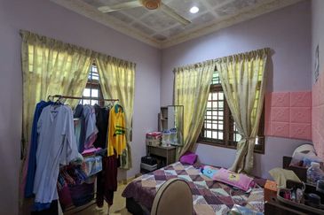 RUMAH BANGLO SETINGKAT DI WAKAF BARU, GONG BADAK BERDEKATAN SABASUN GONG BADAK