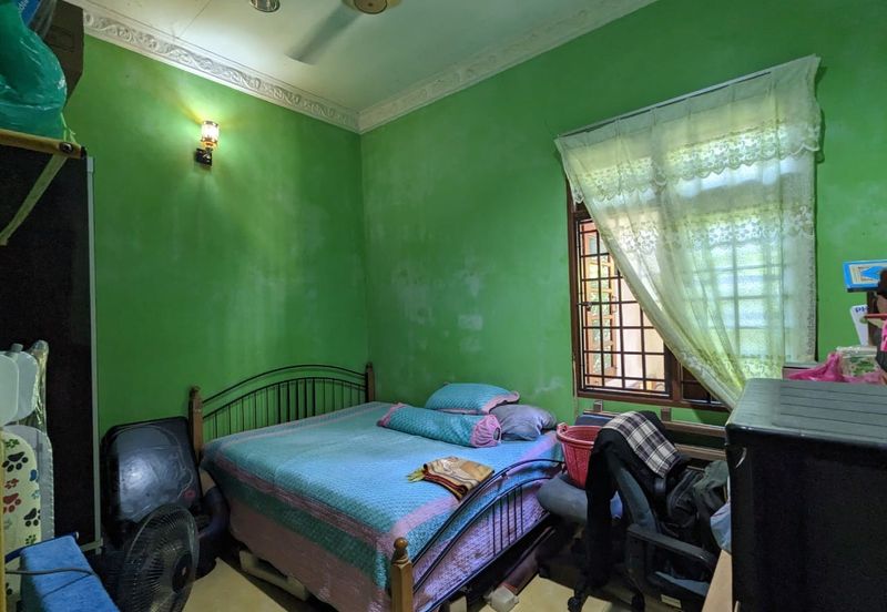 RUMAH BANGLO SETINGKAT DI WAKAF BARU, GONG BADAK BERDEKATAN SABASUN GONG BADAK