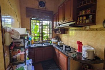 RUMAH BANGLO SETINGKAT DI WAKAF BARU, GONG BADAK BERDEKATAN SABASUN GONG BADAK