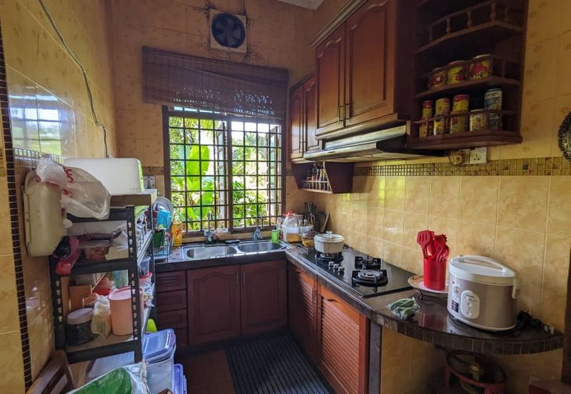 RUMAH BANGLO SETINGKAT DI WAKAF BARU, GONG BADAK BERDEKATAN SABASUN GONG BADAK