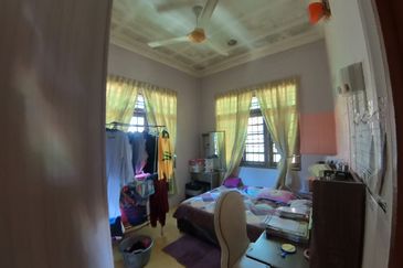 RUMAH BANGLO SETINGKAT DI WAKAF BARU, GONG BADAK BERDEKATAN SABASUN GONG BADAK