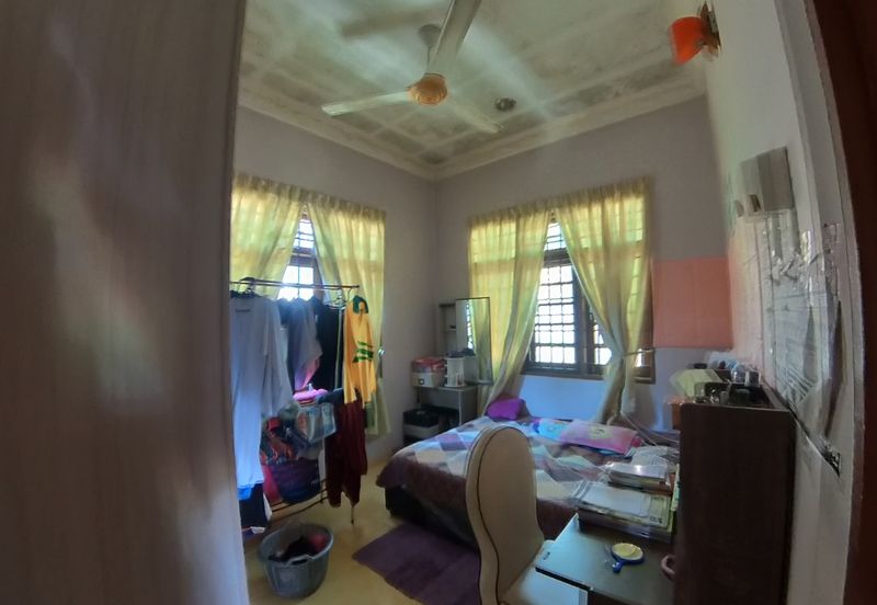 RUMAH BANGLO SETINGKAT DI WAKAF BARU, GONG BADAK BERDEKATAN SABASUN GONG BADAK