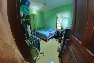 RUMAH BANGLO SETINGKAT DI WAKAF BARU, GONG BADAK BERDEKATAN SABASUN GONG BADAK