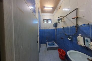 RUMAH BANGLO SETINGKAT DI WAKAF BARU, GONG BADAK BERDEKATAN SABASUN GONG BADAK