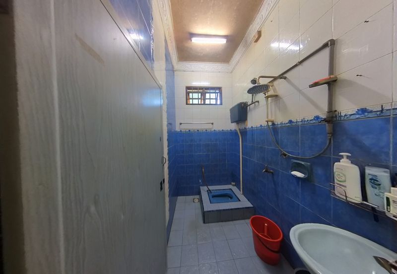 RUMAH BANGLO SETINGKAT DI WAKAF BARU, GONG BADAK BERDEKATAN SABASUN GONG BADAK