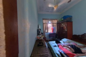 RUMAH BANGLO SETINGKAT DI WAKAF BARU, GONG BADAK BERDEKATAN SABASUN GONG BADAK