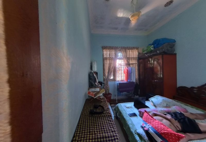 RUMAH BANGLO SETINGKAT DI WAKAF BARU, GONG BADAK BERDEKATAN SABASUN GONG BADAK