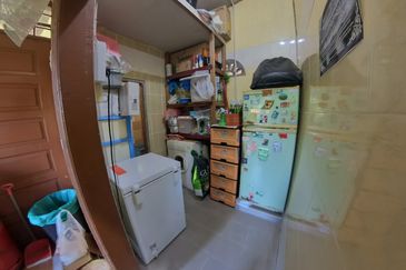 RUMAH BANGLO SETINGKAT DI WAKAF BARU, GONG BADAK BERDEKATAN SABASUN GONG BADAK